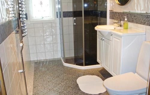 Ett badrum på Nice Home In Strngns With 5 Bedrooms, Sauna And Wifi