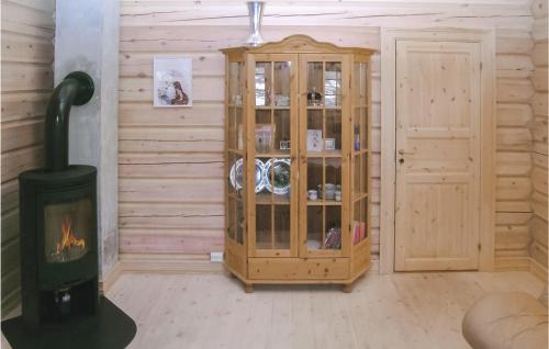 Cette chambre comprend un poêle à bois. dans l'établissement Beautiful Home In Straumgjerde With 2 Bedrooms, à Ramstad