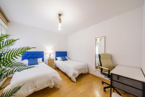 En eller flere senge i et værelse på Soho & Sea Views -Parking