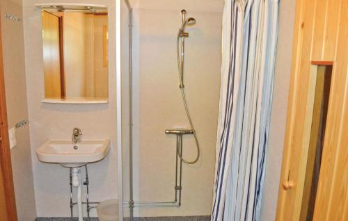 uma casa de banho com um chuveiro e um lavatório. em Stunning Home In Gislaved With Wifi em Våthult