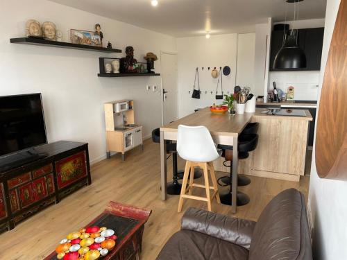 Zdjęcie z galerii obiektu Superbe apt, parking gratuit, proche ligne 13&14, idéal famille & vue Montmartre ! w mieście Saint-Ouen