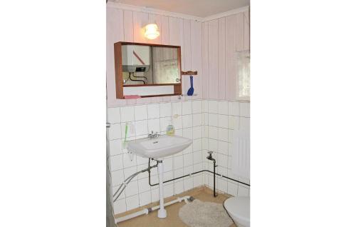 KappelshamnにあるBeautiful Home In Lrbro With 3 Bedroomsのバスルーム(洗面台、トイレ付)