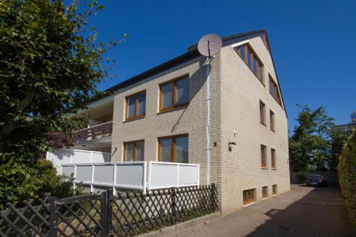 un edificio de ladrillo con un satélite en Apartments Christiansen, en Cuxhaven