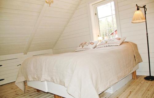 uma cama num quarto com uma janela em Cozy Home In Karlstad With Wifi em Killstad