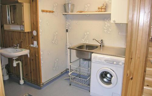 una pequeña cocina con fregadero y lavadora en Lovely Home In Blomstermla With Kitchen, en Barnebo