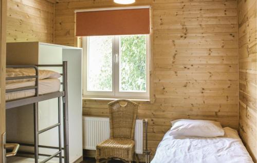a bedroom with a bunk bed and a window at Het Appelhuisje in Wijdenes