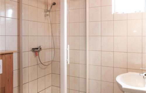 a bathroom with a shower and a sink at Het Appelhuisje in Wijdenes
