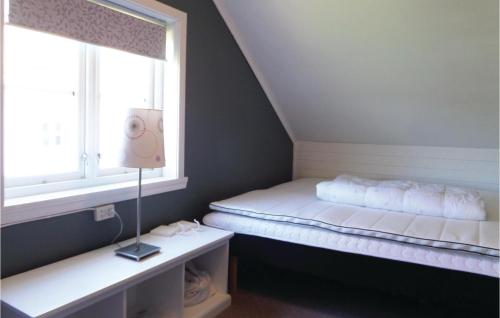 a small room with a bed and a window at 2 Bedroom Awesome Home In Tørvikbygd in Tyrvikbygd