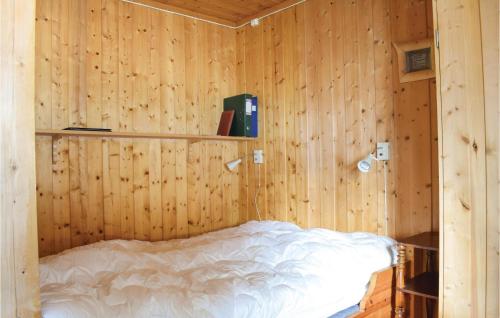 een slaapkamer met een bed in een houten muur bij Stunning Home In Sjusjen With Kitchen in Sjusjøen