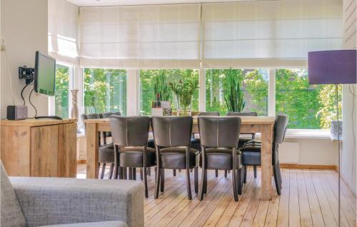 a dining room with a table and chairs at Stunning Home In Leende With Wifi in Leende