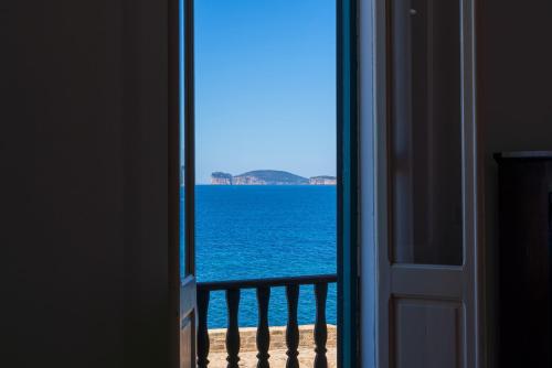アルゲーロにあるSeaview Alghero Aptの開口ドアから海の景色を望めます。
