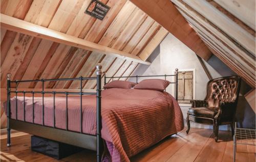 A bed or beds in a room at Het Kleinste Huisje