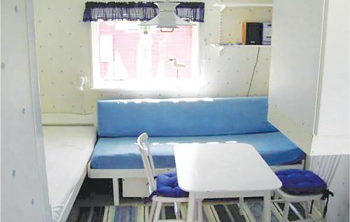 Habitación pequeña con banco azul y 2 sillas en Nice Home In Halmstad With Kitchen en Halmstad