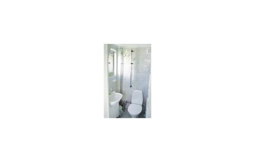 ein Bad mit einem WC und einem Waschbecken in der Unterkunft Nice Home In Halmstad With Kitchen in Halmstad
