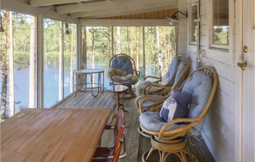 法倫的住宿－Two-Bedroom Holiday Home in Falun，门廊配有椅子和桌子