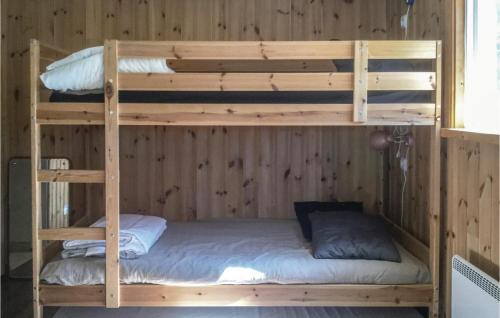 En eller flere køyesenger på et rom på Two-Bedroom Holiday Home in Falun