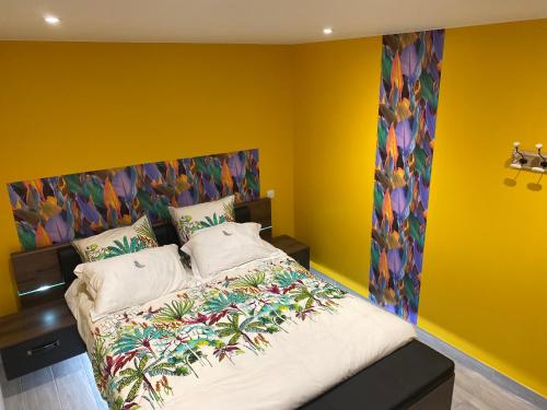 um quarto com uma cama grande e uma parede colorida em Les Berouds em Salaise-sur-Sanne