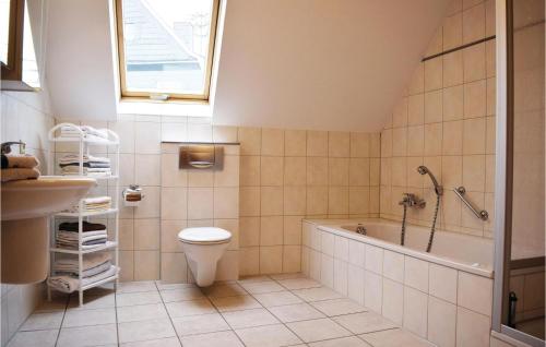 Bathroom sa 2 Bedroom Gorgeous Home In Hachenburg