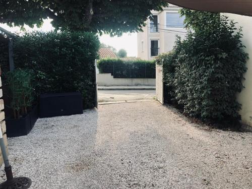 podjazd żwirowy z domem w tle w obiekcie Votre séjour à Sanary dans bas de villa avec terrasse végétalisée et abritée exposition Est Sud Ouest à 400m du Centre ville en zone piétonne où tout peut se faire à pied w mieście Sanary-sur-Mer