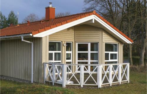 a small shed with a red roof at Meeresrauschen 1 - Dorf 6 in Priwall