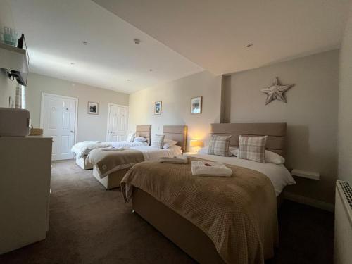 Katil atau katil-katil dalam bilik di Calm sea guesthouse