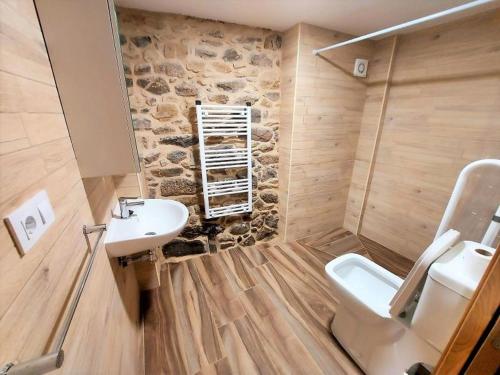 A bathroom at Casa Paris grande en Costa da Morte, Dumbria