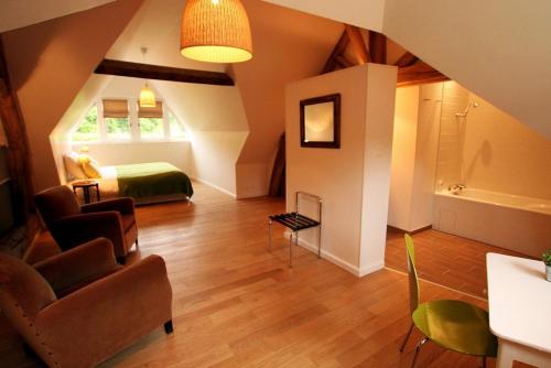 een woonkamer met een bank en een bed bij Gite Le Rouvre in Cour-Cheverny