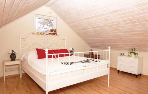Gulta vai gultas numurā naktsmītnē Amazing home in Ljungby with 3 Bedrooms and WiFi