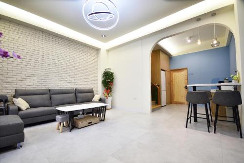 ein Wohnzimmer mit Couch und Tisch in der Unterkunft 千晴包棟民宿 in Taitung