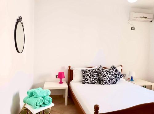 Una cama o camas en una habitación de Saranda Rooms - Port