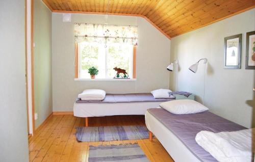 Säng eller sängar i ett rum på Stunning Home In Vrigstad With Wifi