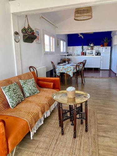 un salon avec un canapé et une table dans l'établissement Grand studio avec vue sur notre Dame de la garde, à Marseille