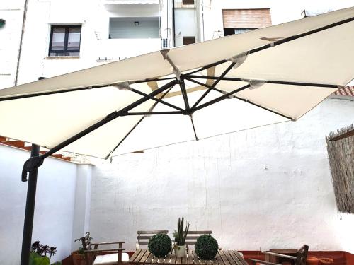 einen großen weißen Regenschirm auf einem Tisch in der Unterkunft 2 Apartamento TERRAZA Free Wifi in Valencia
