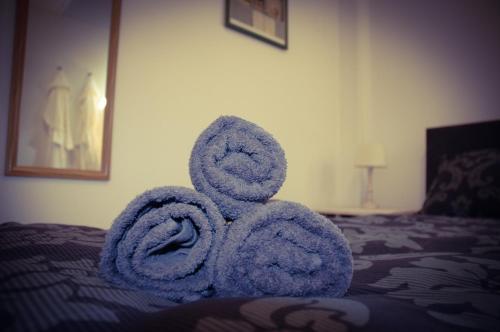 a pile of towels sitting on top of a bed at Bed & Breakfast de Kreitsberg in Duifhuis