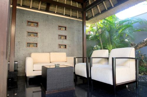 a living room with two chairs and a table at Villa Mahapala in Sanur