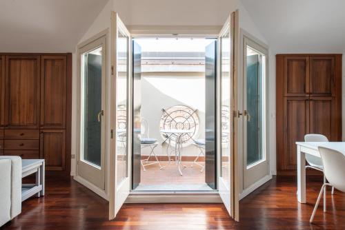 萊科的住宿－LE MURA VECCHIE，客房设有滑动玻璃门,可通往庭院。