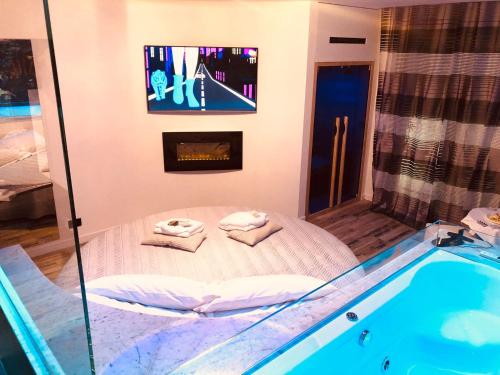 una sala benessere con vasca e camino di LOFT CON SPA PRIVATA a Santa Maria degli Angeli