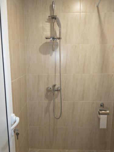 La salle de bains est pourvue d'une douche avec un pommeau de douche. dans l'établissement Aura Family Hotel, à Ravda