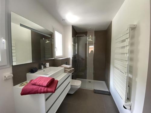 Phòng tắm tại VILLA Saint Raphael Valescure Piscine Clim Wifi Golf