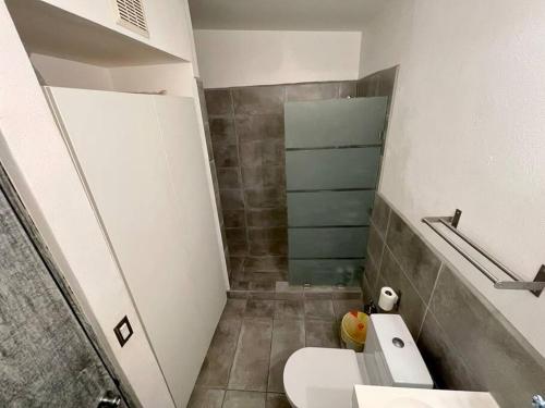 La salle de bains est pourvue de toilettes, d'un lavabo et d'une douche. dans l'établissement El Rincón Azul. Zona Dorada., à Tijuana