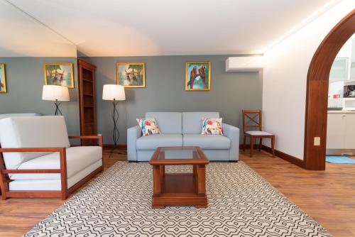 a living room with a couch and a table at Quinta da Paz in Caniço