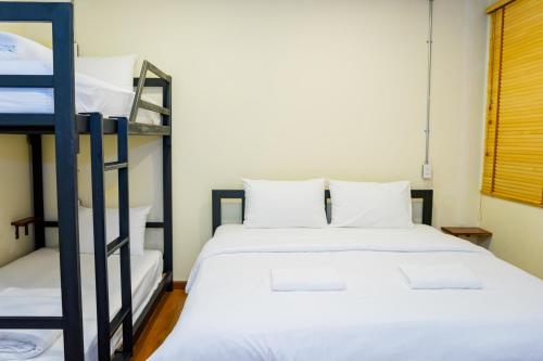 Postel nebo postele na pokoji v ubytování More than Sleep Hostel Pak Chong-Khao yai