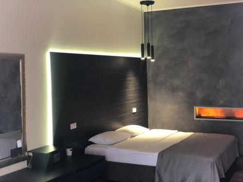 een slaapkamer met een bed met een zwart hoofdeinde bij Club House Arkadia Beach in Odessa
