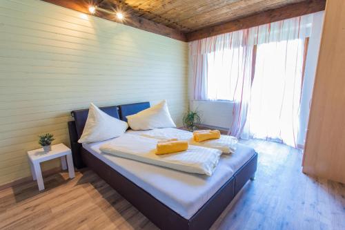 ein Schlafzimmer mit einem Bett mit zwei Kissen darauf in der Unterkunft Huberhof 2 by Alpenidyll Apartments in Schladming