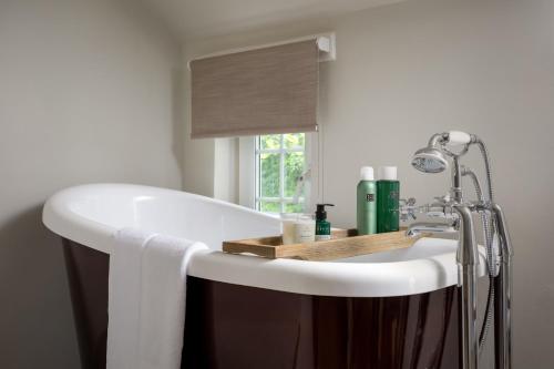 Bathroom sa Mulberry, A Luxury Two Bed Cottage in Painswick