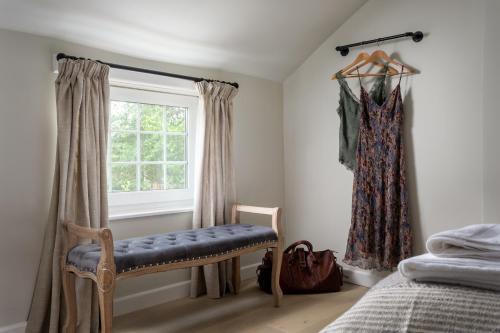 Ένα ή περισσότερα κρεβάτια σε δωμάτιο στο Mulberry, A Luxury Two Bed Cottage in Painswick