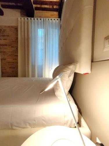 Letto o letti in una camera di Palazzo Cortesi