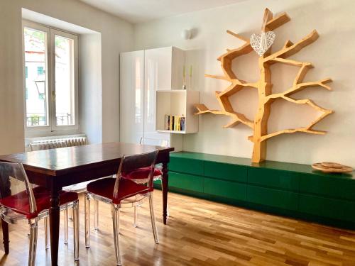 comedor con mesa de madera y sillas en My Heart in Argegno - by My Home In Como en Argegno
