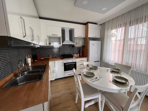 Kuchyň nebo kuchyňský kout v ubytování Delight Kartal Apartment