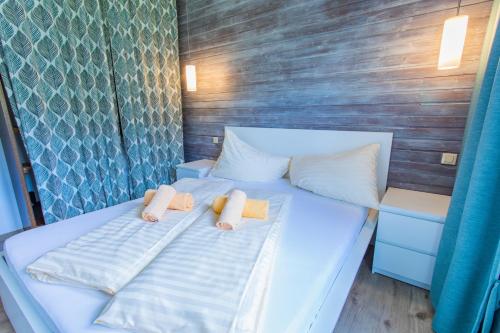 1 dormitorio con 1 cama con 2 toallas en Huberhof 10 by Alpenidyll Apartments, en Schladming